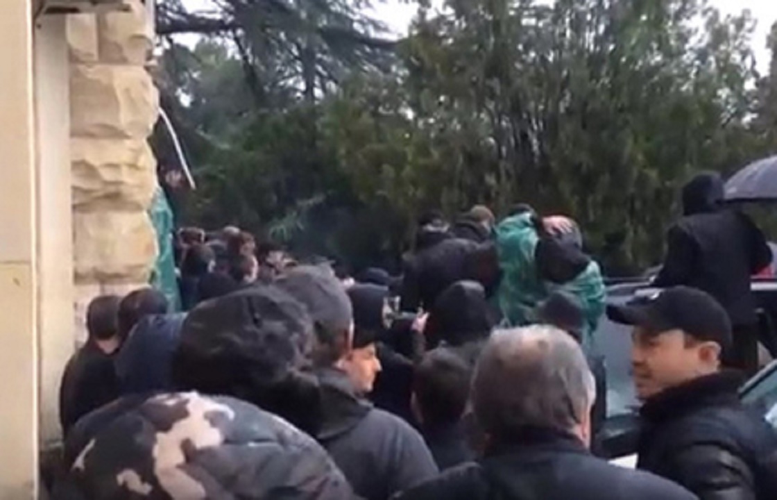 Протест в Абхазии: оппозиция заняла здание администрации президента