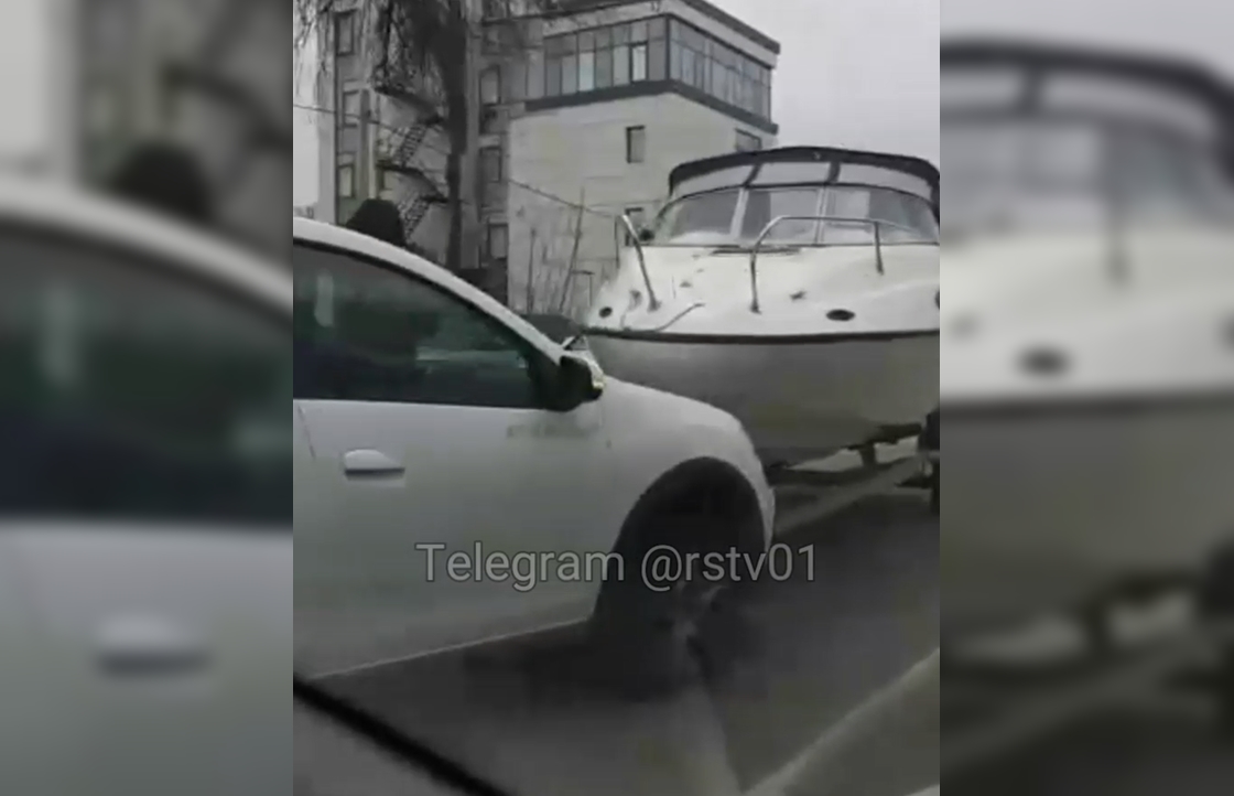 Лодка выехала на встречку и столкнулась с машиной в Ростове – медиа