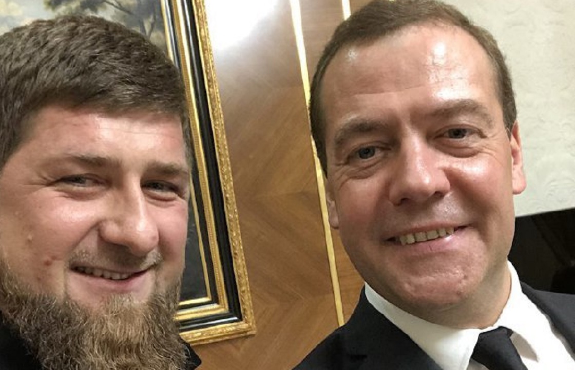 Кадыров рассказал, как с "молодых лет" общается с подавшим с отставку Медведевым