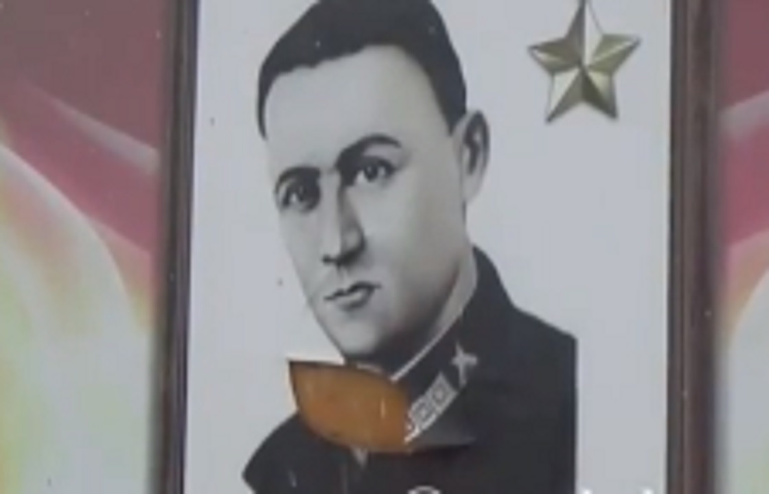 Житель Махачкалы изрезал баннеры с портретами героев войны. Видео