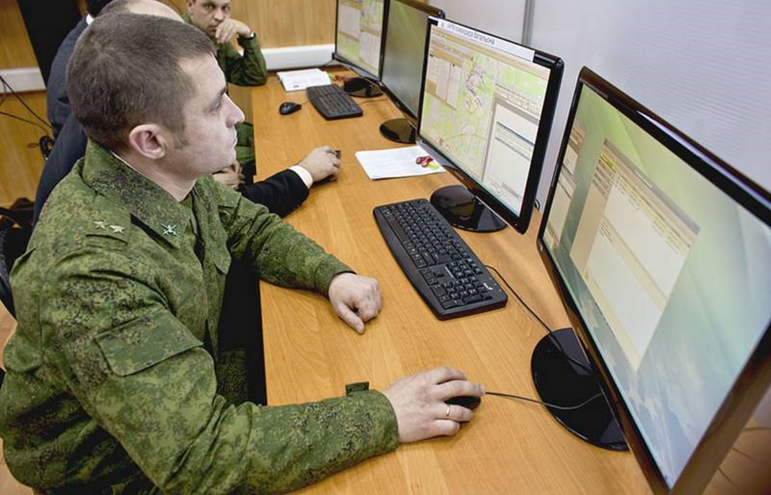 Специальная военная информация. Компьютерные войска. Военный компьютер. Военный за компьютером. Компьютер в армии.