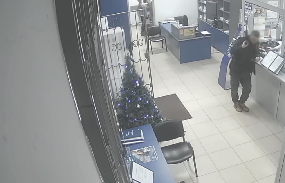 «Это ограбление!» - пьяный украинец с автоматом пришел в банк Алушты