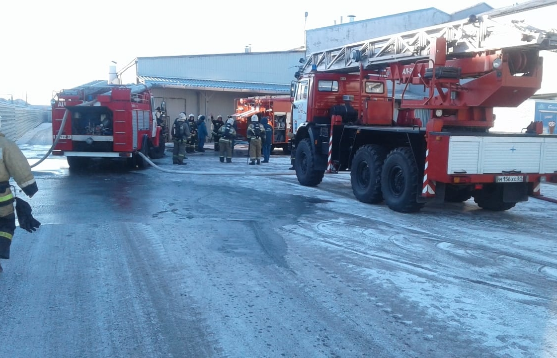 Пожар на фабрике мороженого потушили ростовские пожарные
