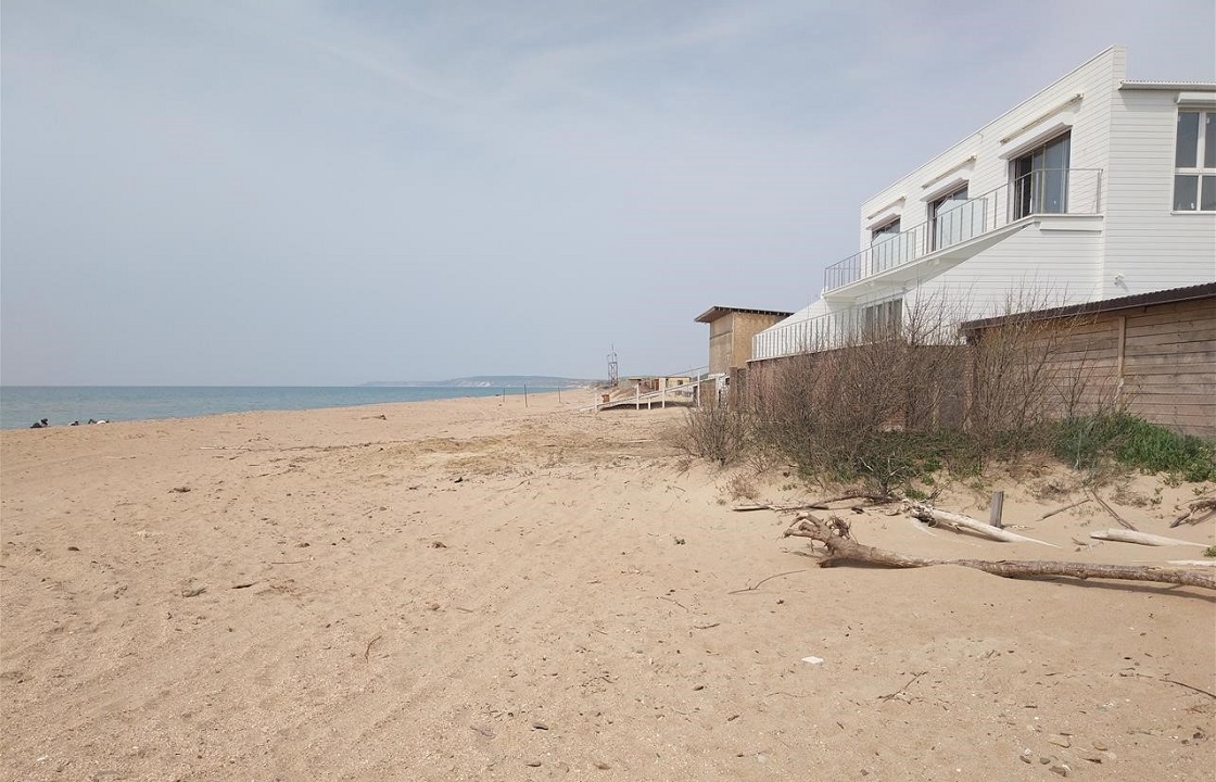 Приставы снесли бассейн-самострой на пляже Анапы
