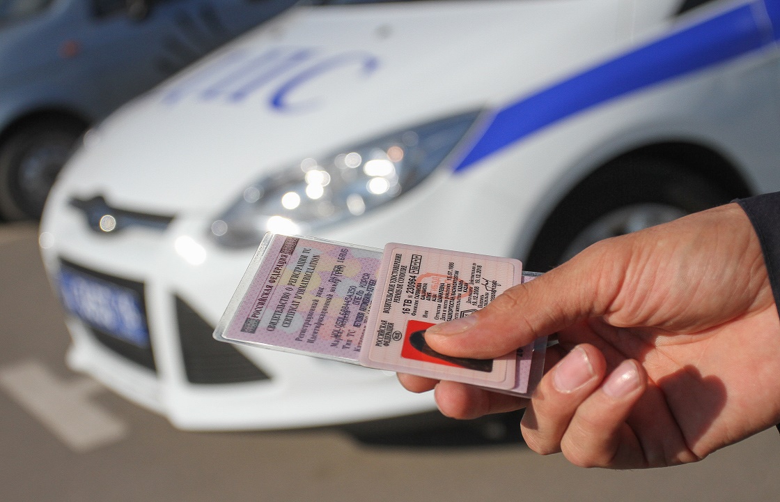 Торговавшие водительскими правами полицейские из Астрахани получили восемь лет