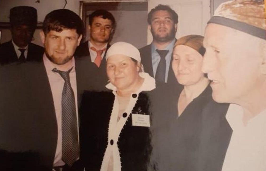 Чеченца из семьи, знакомой с Кадыровыми, обвиняют в оправдании терроризма
