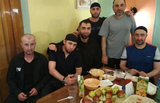 Как Цеповяз: осужденный за убийство Немцова Заур Дадаев шикует в колонии