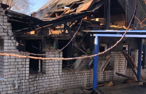 Ребенок и женщина погибли в пожаре в частном доме в Астрахани. Фото