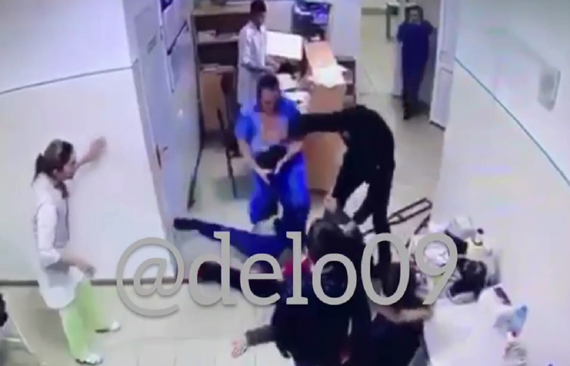 В Карачаево-Черкесии пациент на костылях избил грубого врача. Видео