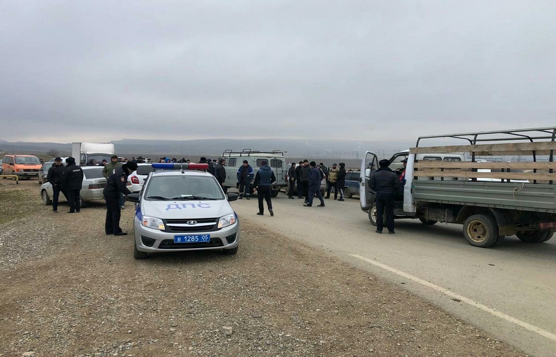 Чтобы сохранить дома, жители села в Дагестане перекрыли дорогу