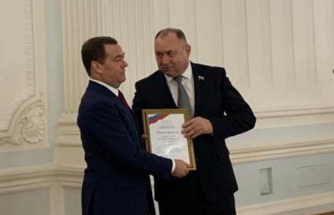 Медведев наградил депутата Госдумы Демченко