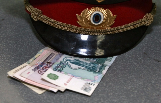 Полицейский из Таганрога попался на взятке в 2,5 млн рублей