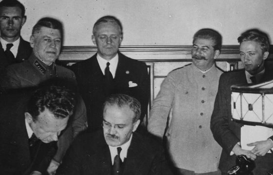 Сталин не запятнал себя контактами с Гитлером - Путин