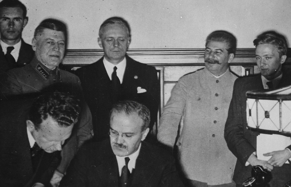 Сталин не запятнал себя контактами с Гитлером - Путин