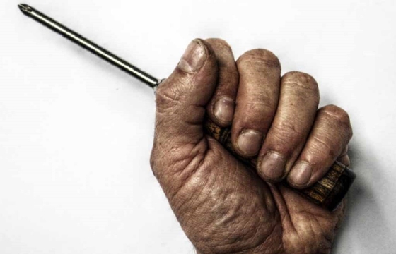 Угрожая отверткой, жители Кубани ограбили пенсионерку