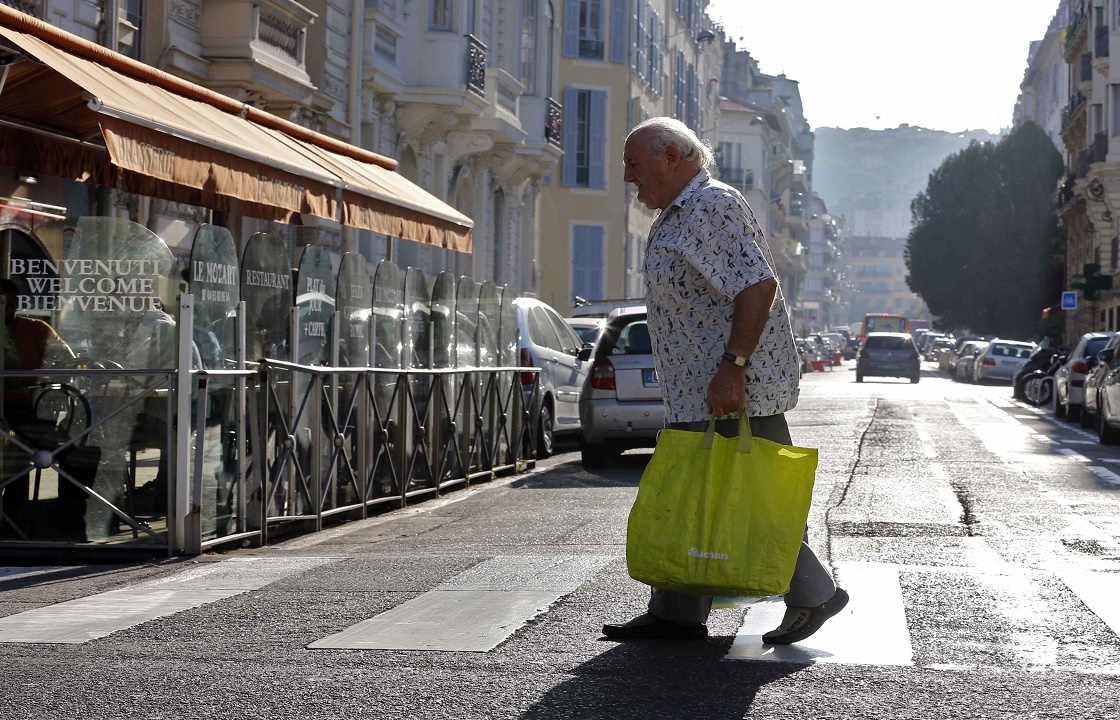 Не тимуровец: житель Севастополя донес пенсионеру сумки и украл кошелек