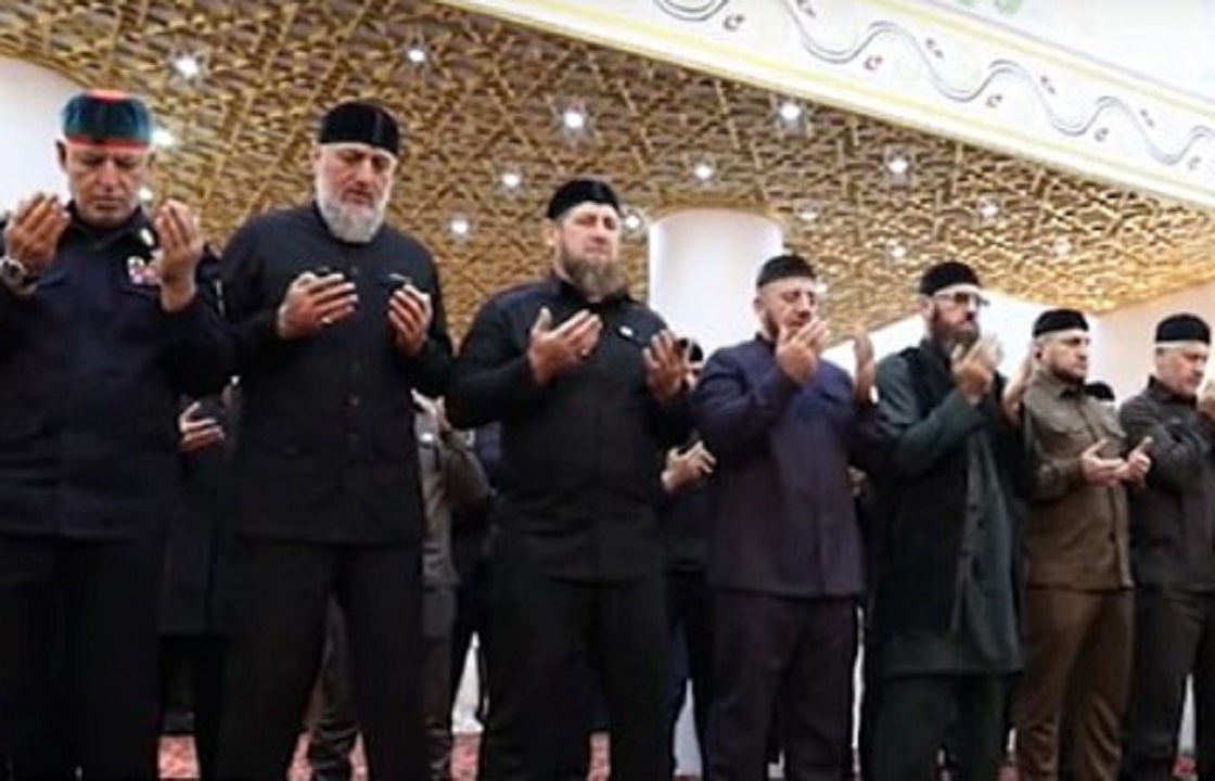 Запрет не для всех: Кадыров с соратниками пришли в мечеть, несмотря на карантин