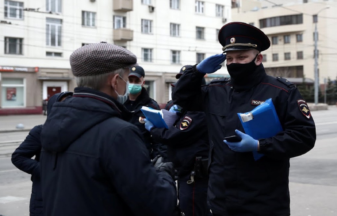 Нарушительница режима самоизоляции палкой в Крыму избила полицейских