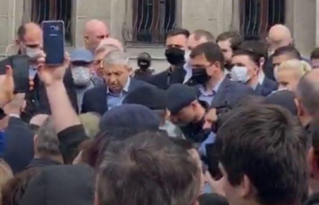 Глава Северной Осетии вышел к протестующим. Фото