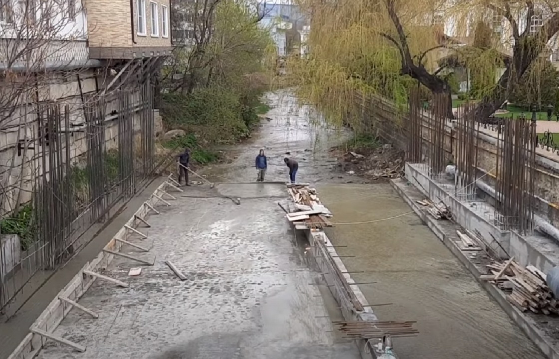 Строители забетонировали реку в Кисловодске. Видео