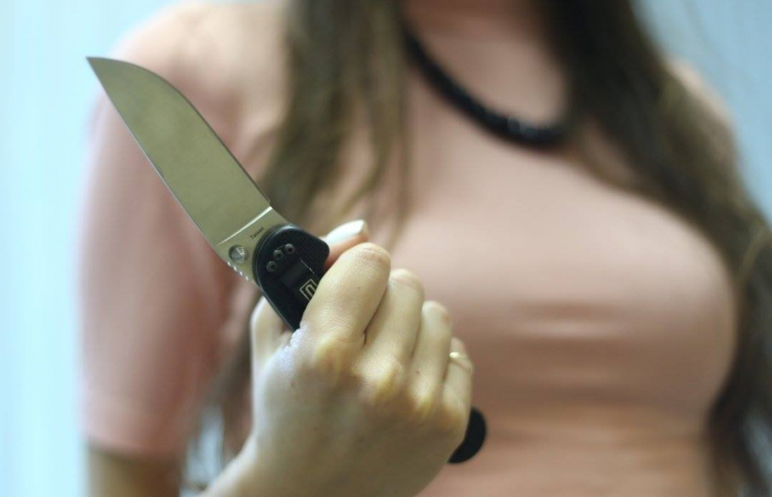 Многодетная мать из Астрахани ударила ножом дворника-«воспитателя»