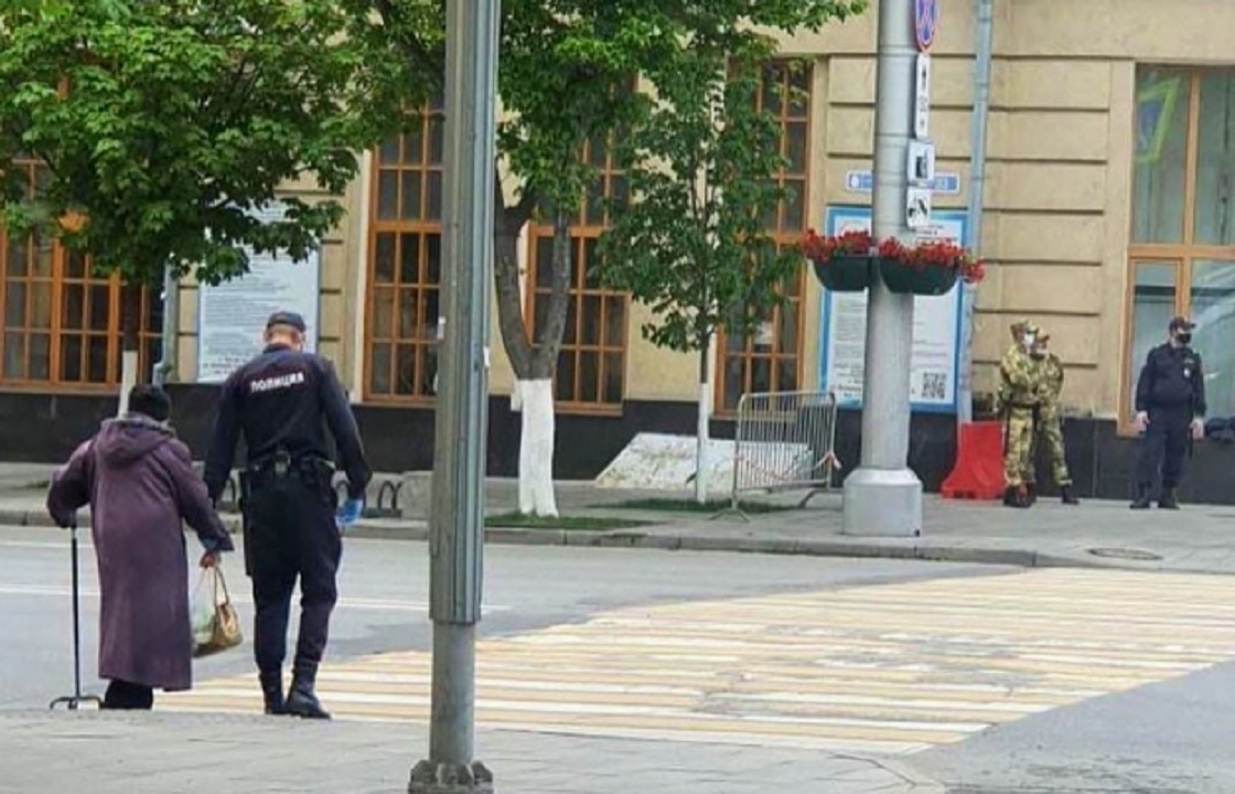 Пресс-служба МВД: полицейский из Ростова перевел бабушку через дорогу