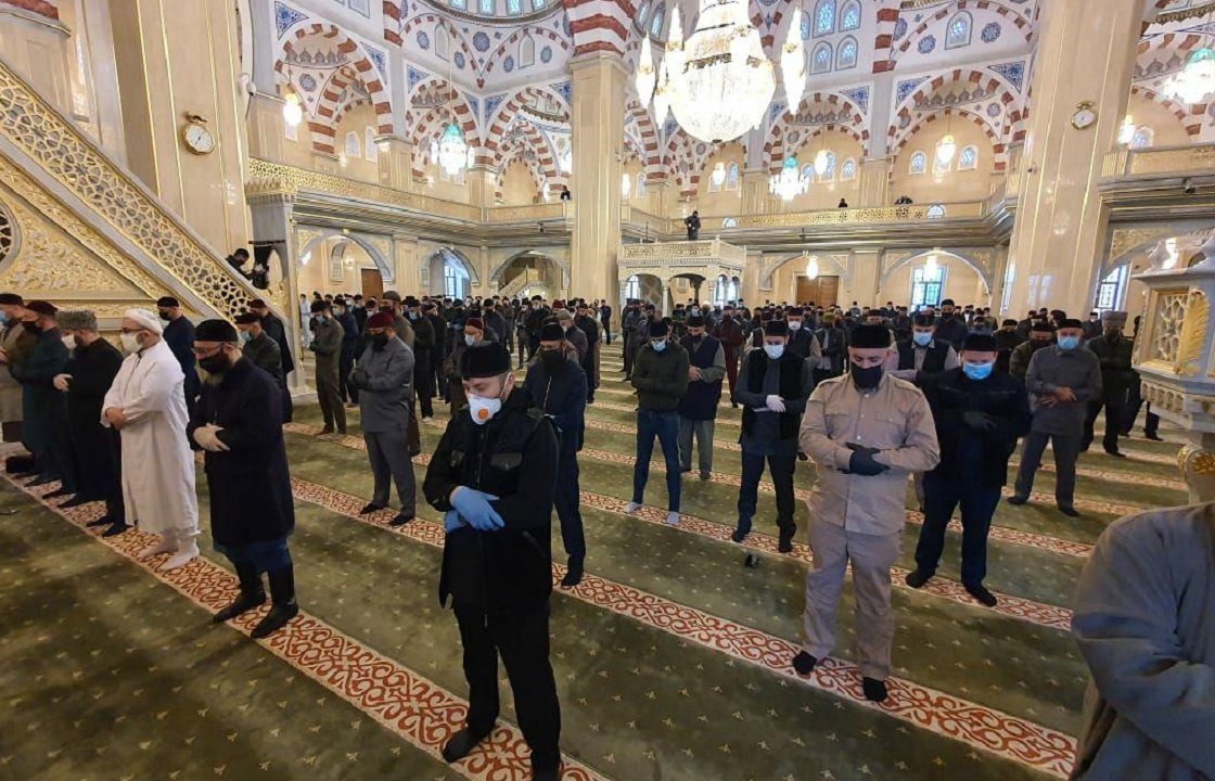 Намаз ураза байрам как совершать. Сердце Чечни мечеть Курбан байрам. Мечеть Рамзана Кадырова в Грозном. Ураза байрам в Чеченской Республике. Джума мечеть Грозный.