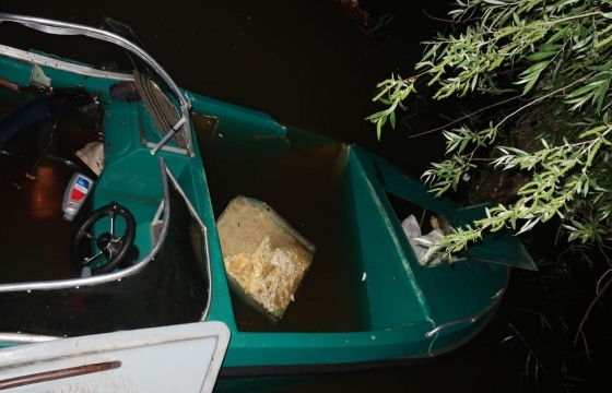Лодка с деревом столкнулись под Астраханью - четыре жертвы. Фото