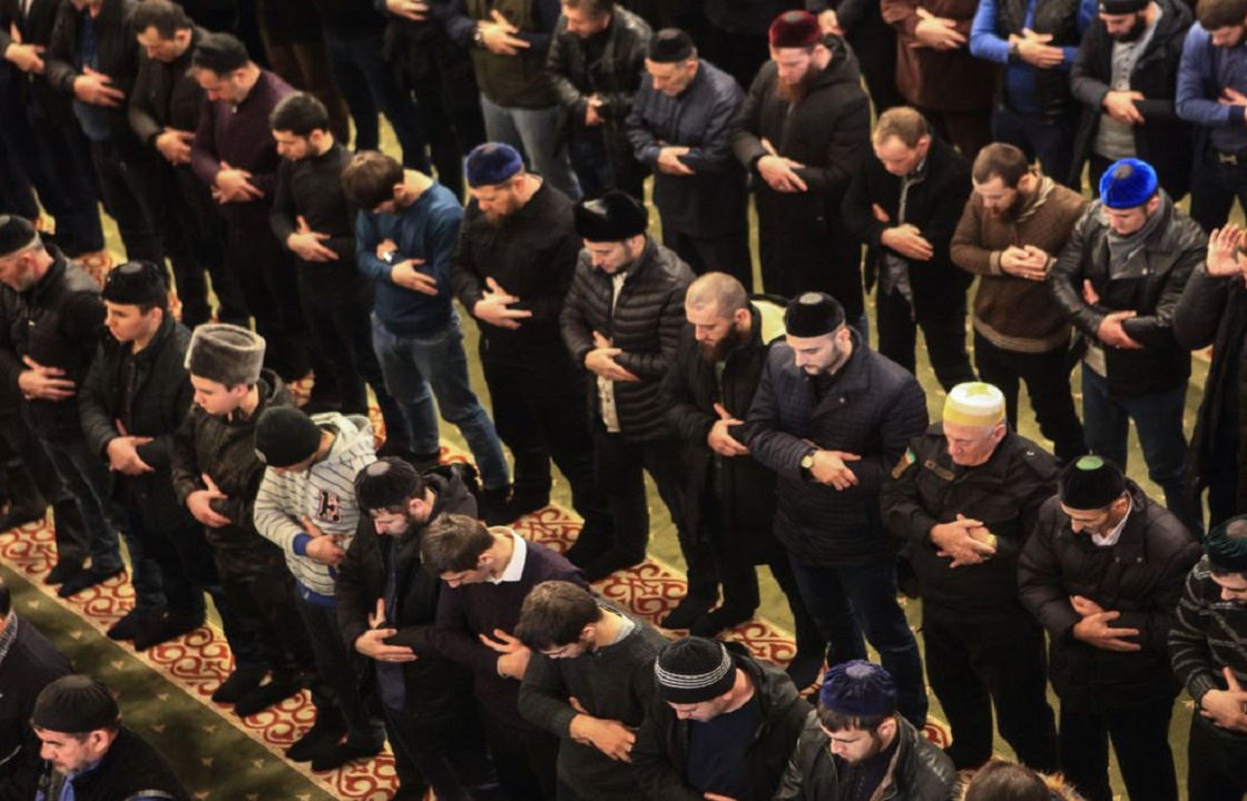 Пятничная молитва возобновилась в Чечне с участием Кадырова