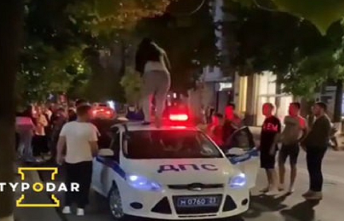 Задержана девушка, прыгнувшая на машину ДПС в центре Краснодара