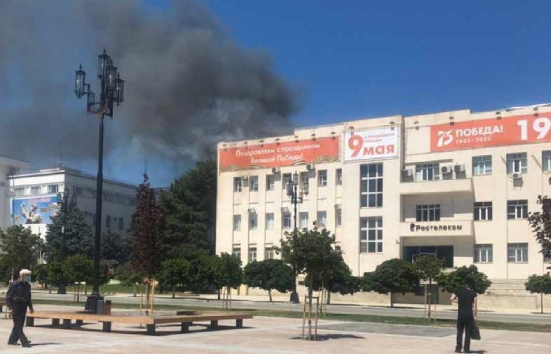 Появилось видео горящего в Махачкале здания «Ростелекома»