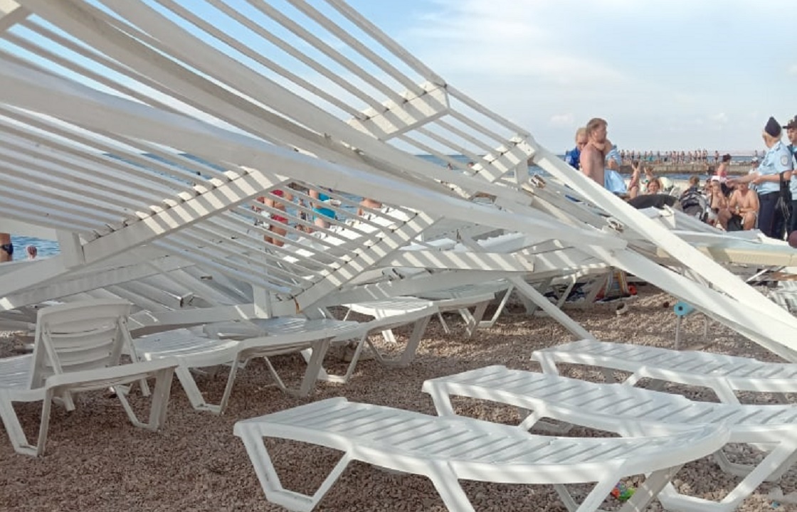 Отдыхавшие пострадали при обрушении навеса на пляже в Крыму