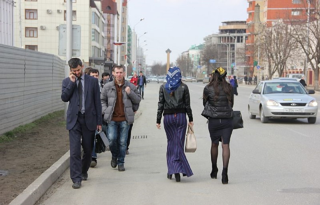 В любом другом районе. Грозный девушки на улице. Женщины на улицах Грозного. Чеченки на улицах Грозного. Чеченки на улице.