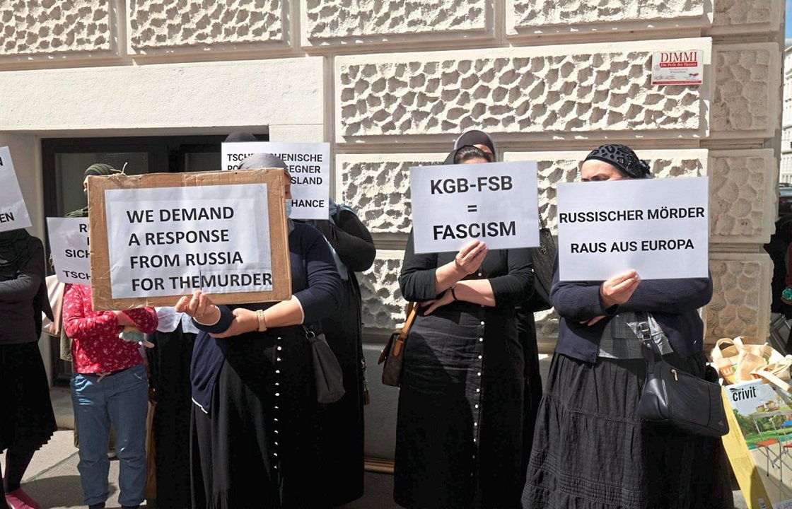 После убийства Умарова перед посольством России в Вене прошел митинг. Фото