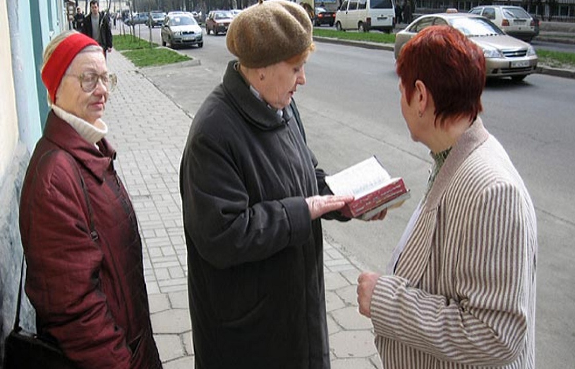 Четырех Свидетелей Иеговы* задержали в Астрахани. Видео