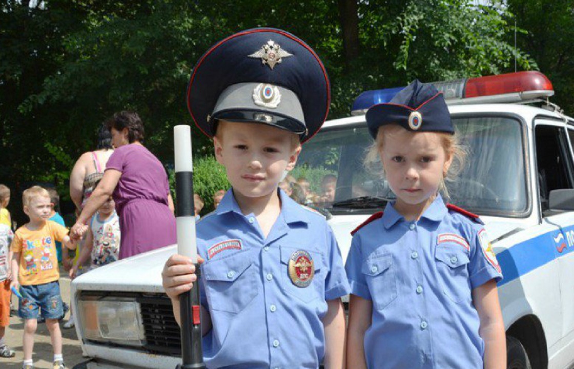 Дпс для детей. Полицейская форма для детей. Форма ДПС для детей. Ребенок в форме милиционер. Полицейский для детского сада.