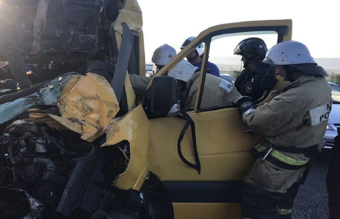 Попавший в кровавое ДТП в Крыму микроавтобус ехал из Краснодара. Фото