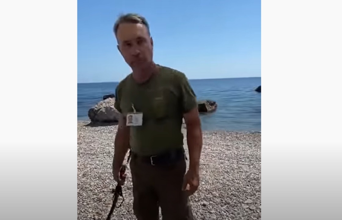 Уволен казак, гонявший нагайкой семью с ребенком пляжа в Крыму