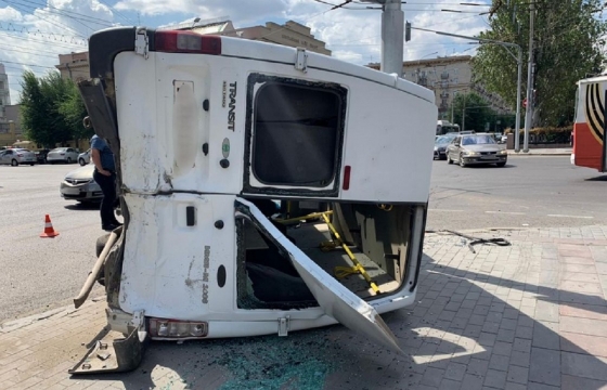 19-летний водитель врезался в маршрутку в центре Волгограда. Четверо пострадавших