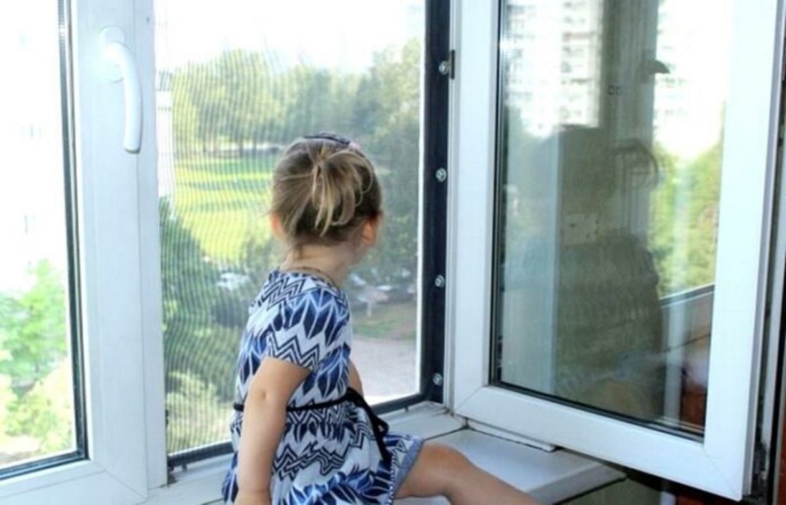Шестилетняя девочка из Астрахани погибла из-за москитной сетки