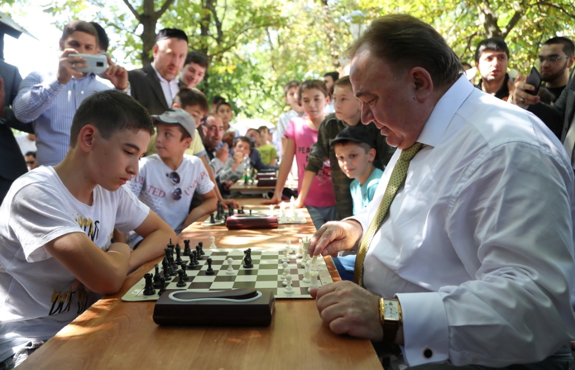 Дети второй раз обыгрывают главу Ингушетии в шахматы