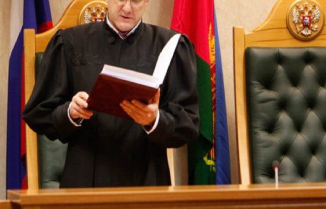 Пойманный на взятке судья из Минвод остался на свободе