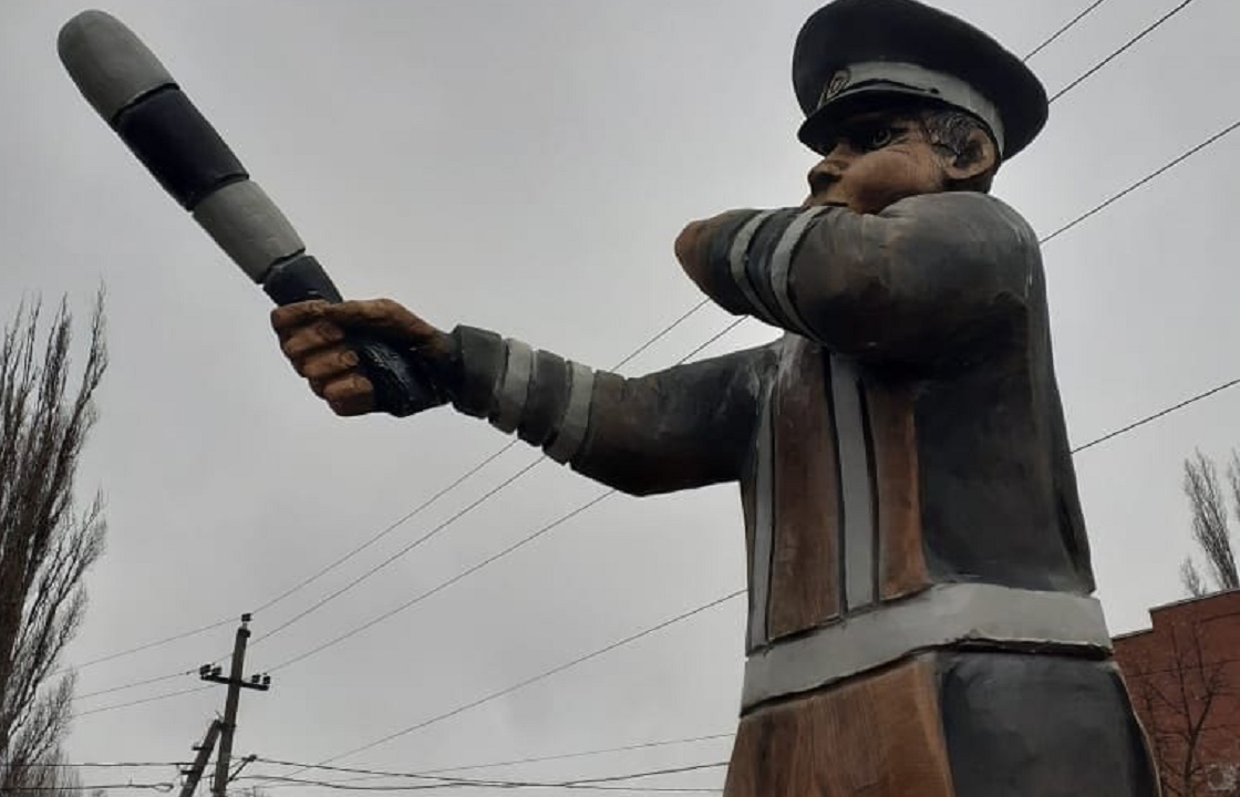  «Аленка-2»: в Ростовской области открыли деревянный памятник инспектору ДПС. Фото