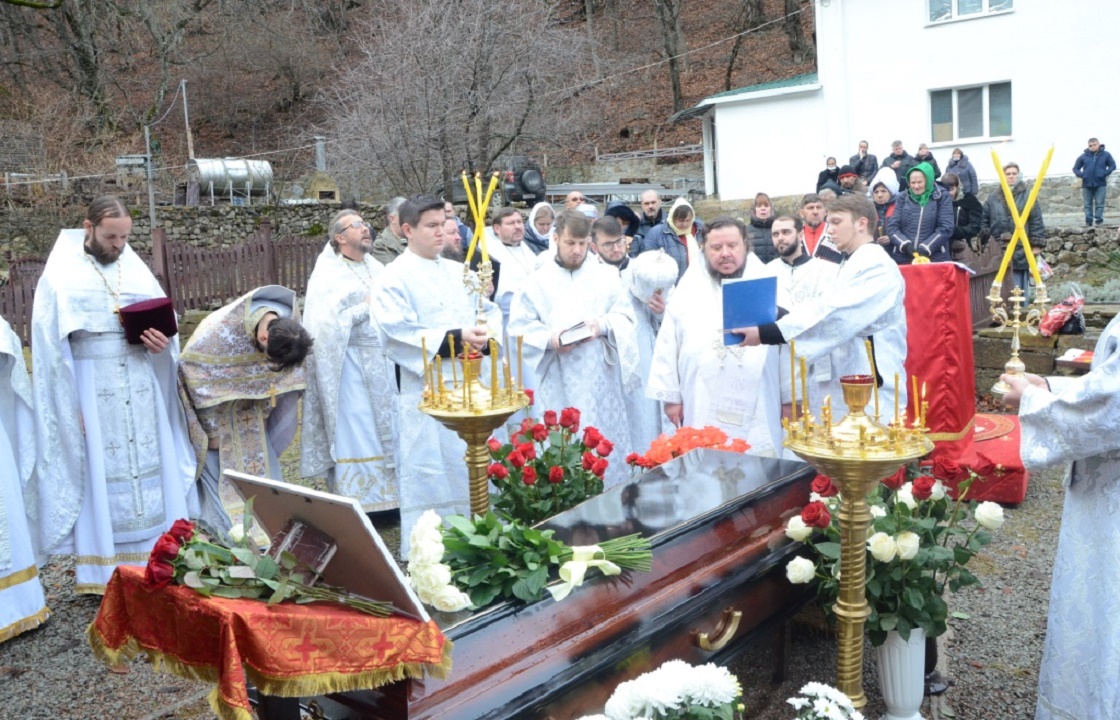 Епископ УПЦ похоронил в Крыму умершего от ковида архимандрита Амфилохия