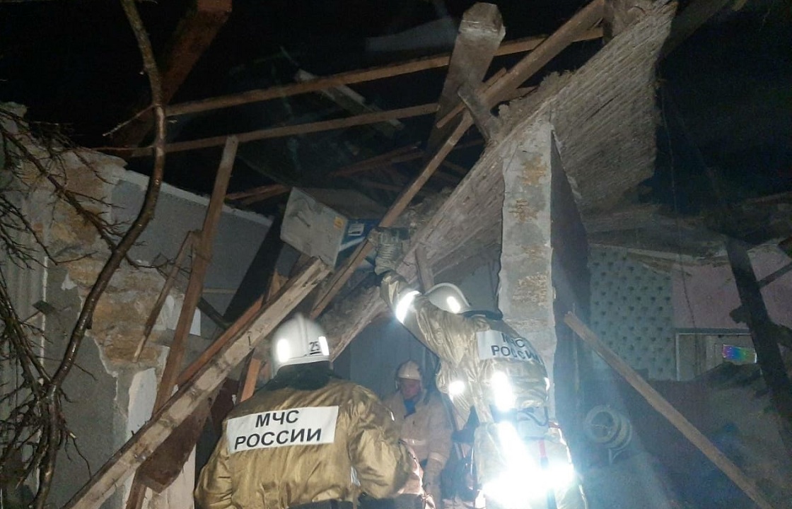 Семью вытащили из-под завалов после взрыва Крыму