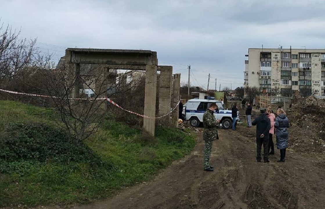 Подростка из Севастополя убило упавшей плитой