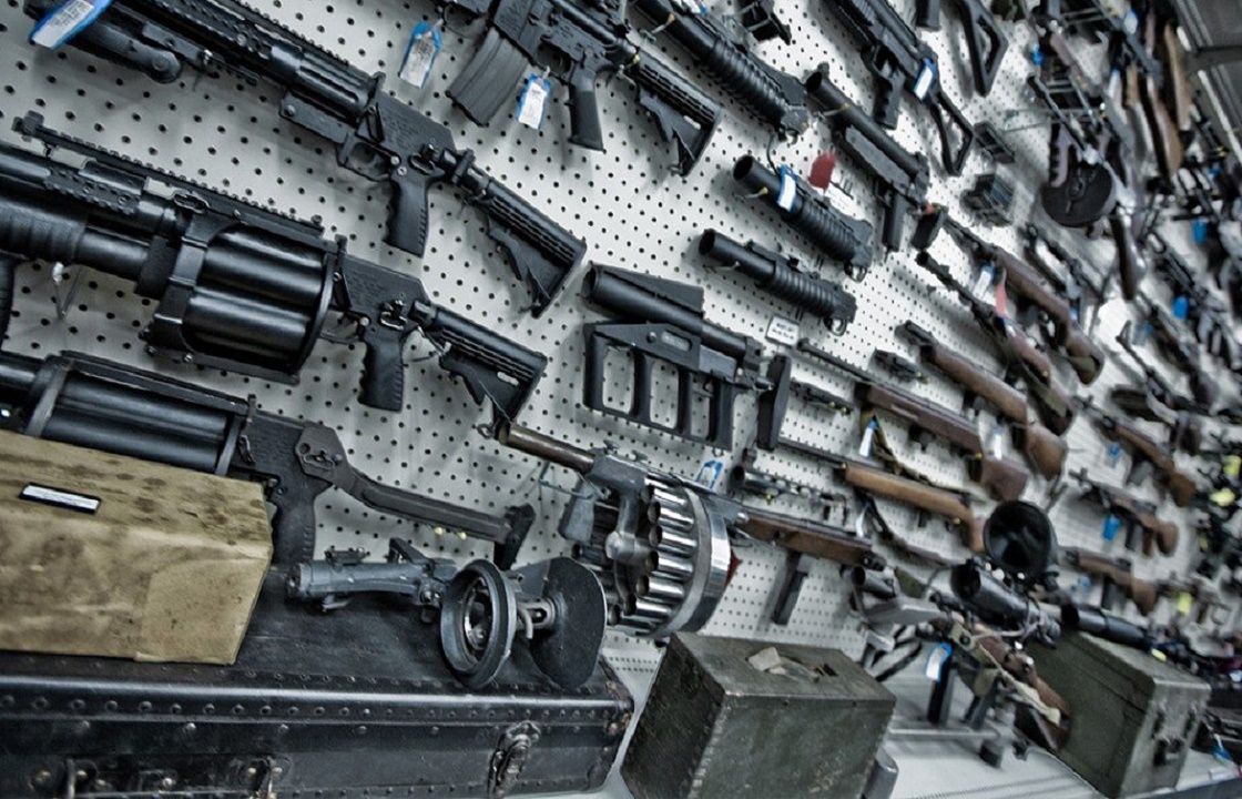 Жители Владикавказа продали автомат и пистолеты переодетому полицейскому