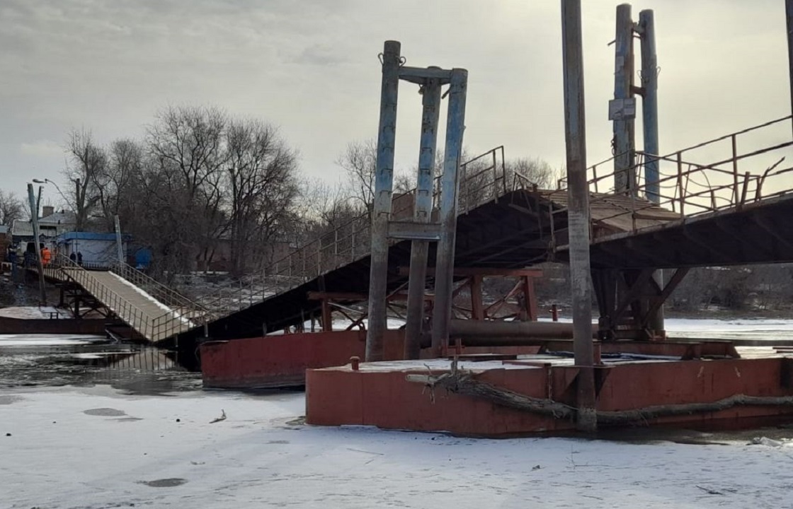 В Астрахани обрушился пешеходный мост