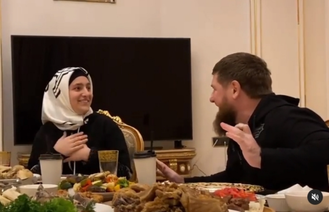 Читать модно: Кадыров напугал свою дочь за столом. Видео