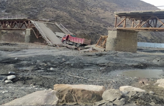 Грузовик обрушил мост в Дагестане. Фото